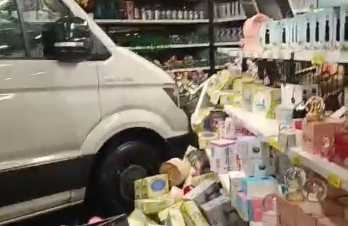 Mağazaya servis aracı daldı: Müşteriler neye uğradığını şaşırdı