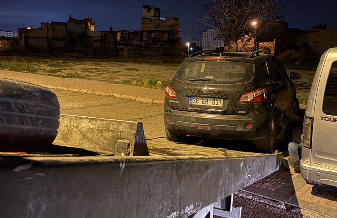 Polisin üzerine araç sürerek kaçtı, 'dava açarım' diyerek tehdit etti
