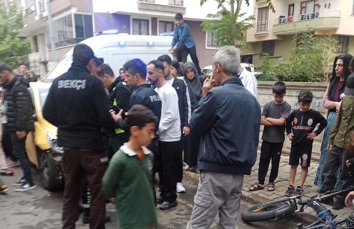 Bingöl'de ticari taksi bisiklete çarptı: 2 yaralı