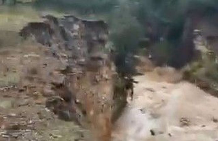 Derede heyelan anı kameraya yansıdı!