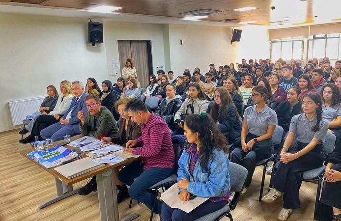 Gelibolu’da çevre bilgi yarışmasının kazananı Ecebey MTAL oldu