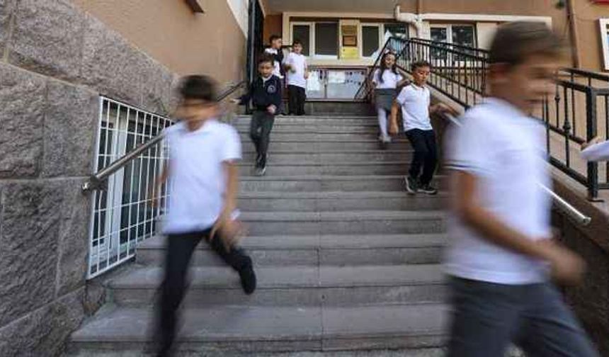 <p>Hayır. Yaz tatili kısalmadı. Öğrenciler, önceki dönemlerde olduğu gibi bu yılın yaz tatilinde de 90 gün izin yapacak. Yani 16 Haziran'da başlayan süreç Eylül 2023 itibariyle sonlanacak. Bu nedenle endişe etmenize gerek yok.</p>