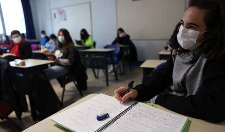 <p>Hayır. 2023 yılında yaz tatili 1 ay daha az olmayacak. Eskiden olduğu gibi bu yıl da 3 ayı kapsayacak. Öğrenciler, Haziran ayının bir bölümünde; Temmuz ve Ağustos aylarının tamamında ve Eylül ayının yine bir kısmında izin yapacak.</p>