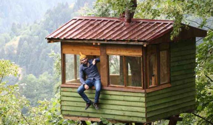 Rizeli öğretmen ağaç üzerine yaptığı evi görenleri hayrete düşürüyor