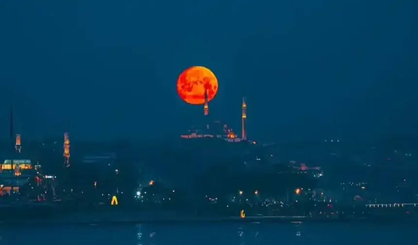 İstanbul’da eşsiz dolunay görüntüleri kaydedildi
