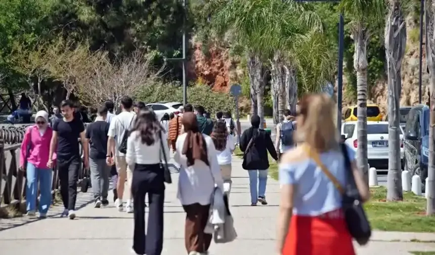 9 günlük bayram tatili Antalya'ya yazı getirdi