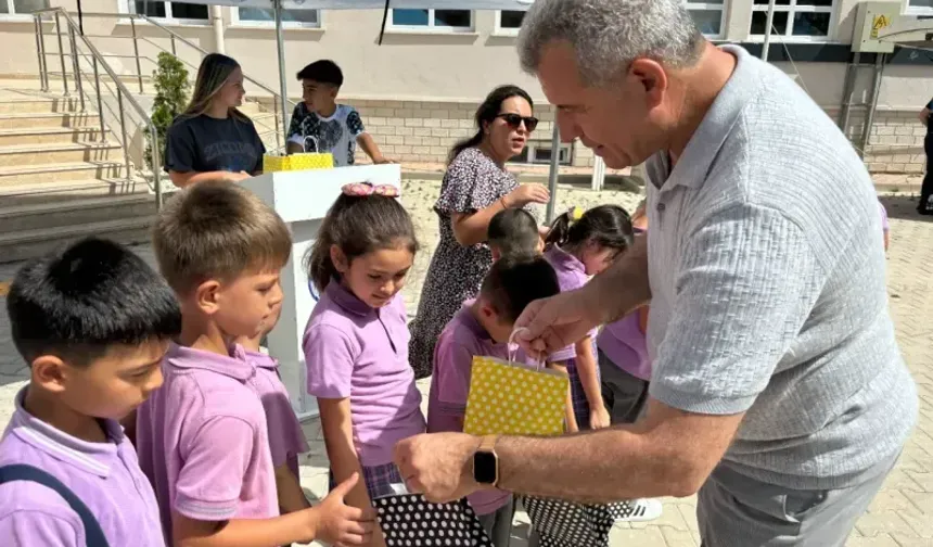 Karabiga Belediye Başkanı Ahmet Elbi;Karabiga’daki tüm öğrencilere Akıllı Saat Hediye Etti 