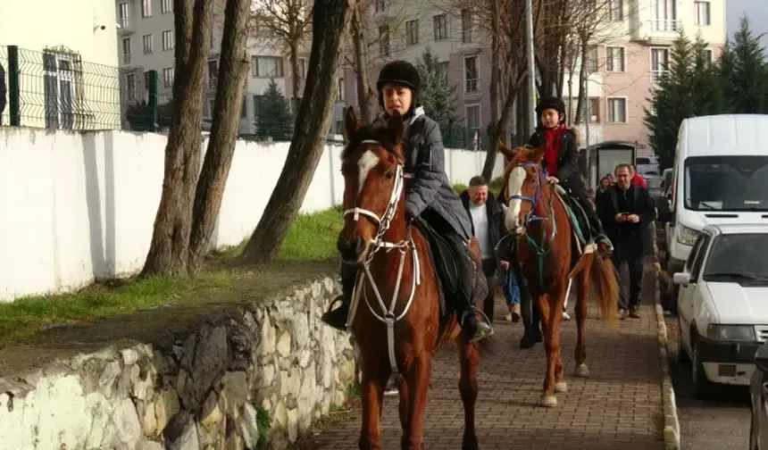Karabük'te iki kardeş karnelerini atlarla almaya geldi!