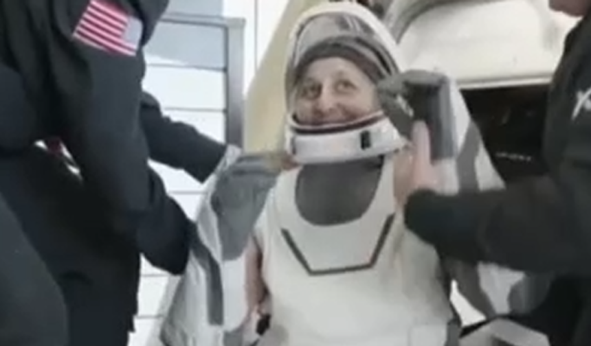 Astronotları taşıyan Dragon uzay aracı başarılı bir yumuşak iniş gerçekleştirdi