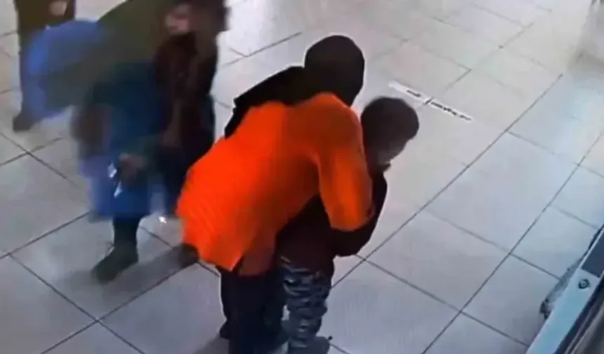 Öğretmen boğazına çikolatalı ekmek kaçan öğrenciyi Heimlich manevrasıyla kurtardı