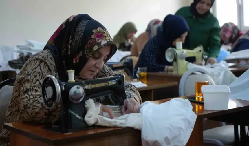 Geçmişin izlerini taşıyan beyaz işi ürünler antika dikiş makinelerinde hayata döndürülüyor