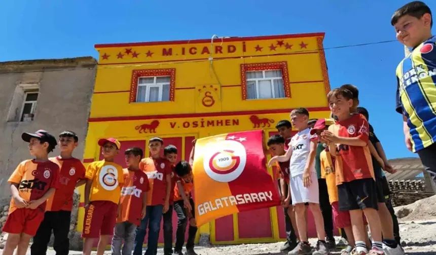 Galatasaraylı taraftar evinin dış cephesini sarı-kırmızıya boyatıp, Osimhen ve 5. yıldızı ekledi