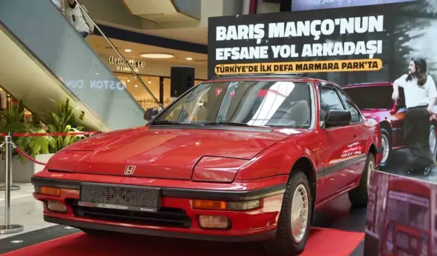 Barış Manço’nun kırmızı spor otomobili ziyaretçileriyle buluştu