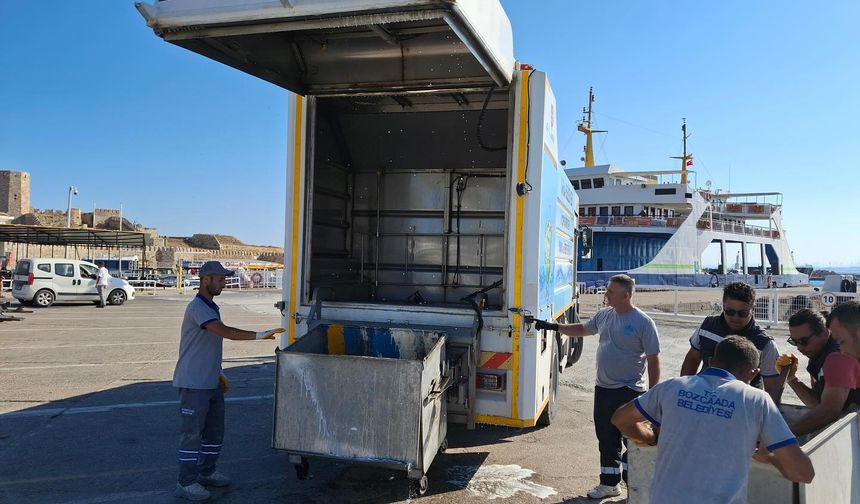 Urla Belediyesi’nden Bozcaada’ya temizlik desteği