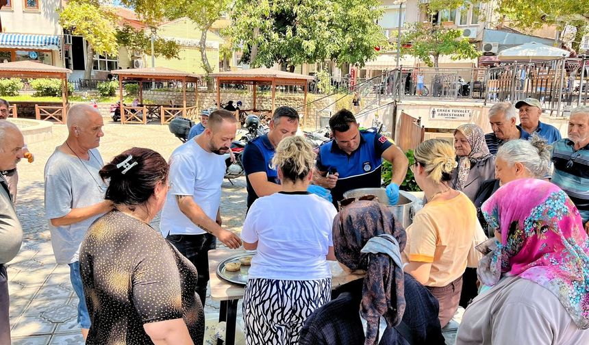 Bayramiç Belediyesi aşure dağıttı