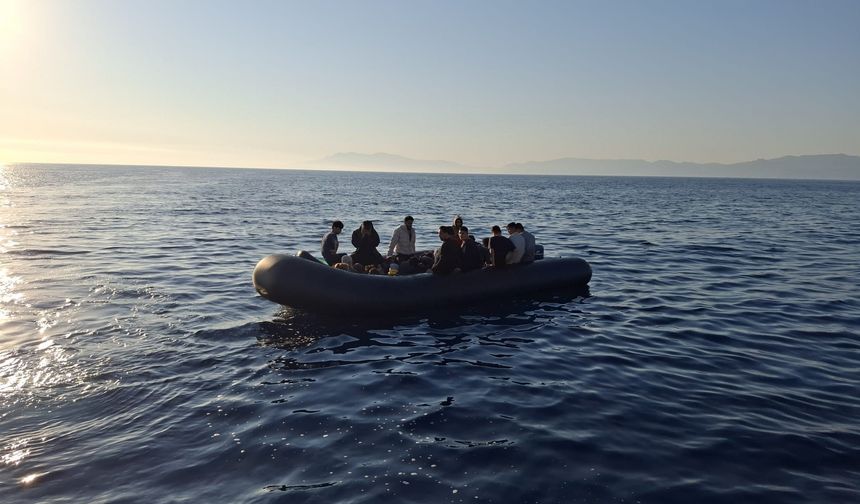 Ayvacık'ta 16'sı çocuk 23 kaçak göçmen kurtarıldı