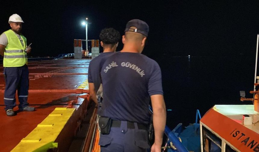 Gemide saklanarak yurt dışına kaçamak isteyen göçmenler kaptanın ihbarıyla yakalandı