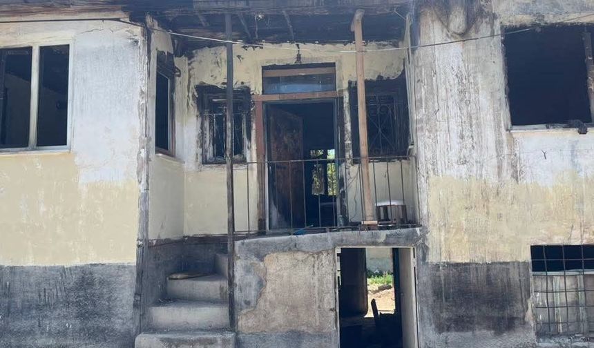 Alevlerin geride bıraktığı acı tablo: Evi yanan acılı baba uzatılacak yardım elini bekliyor