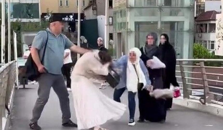 Üst geçitte hemcinsini darp etti: O anlar kamerada