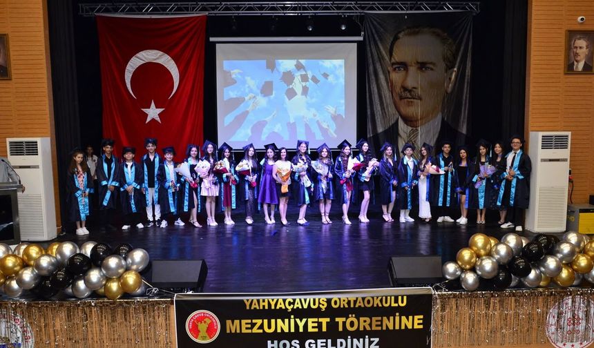 Ezine Yahya Çavuş Ortaokulunda Duygusal Veda: Mezuniyet Coşkusu Yaşandı!