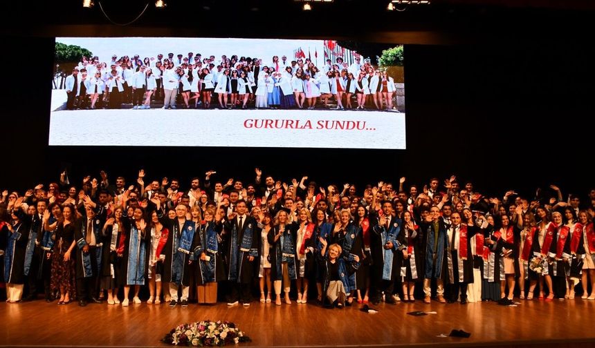 ÇOMÜ Tıp Fakültesi’nde mezuniyet coşkusu