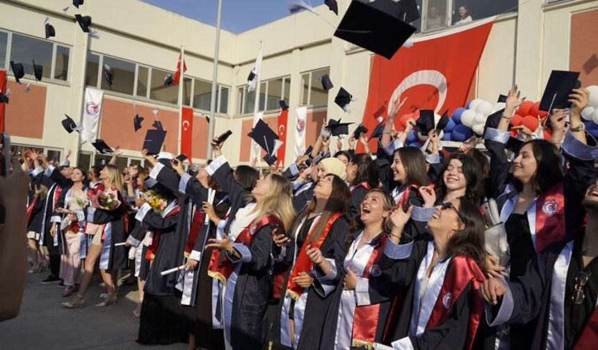 Lapseki MYO’da mezuniyet coşkusu