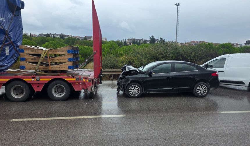 Rüzgar gülü gövdesi taşıyan tıra otomobil arkadan çarptı 4 yaralı