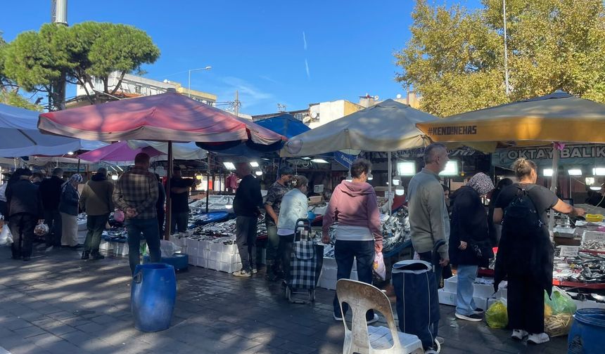 Çanakkale Cuma Pazarı’nda Kış Hareketliliği: Palamut Ucuzladı, İlk portakal tezgahta!