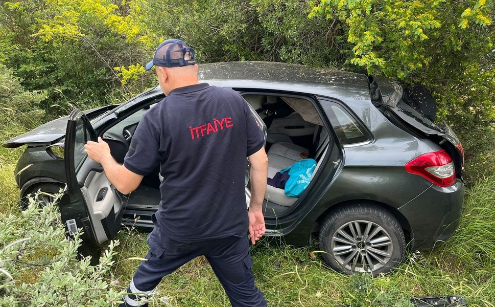 Ayvacık’ta korkutan kaza: Otomobil şarampole yuvarlandı