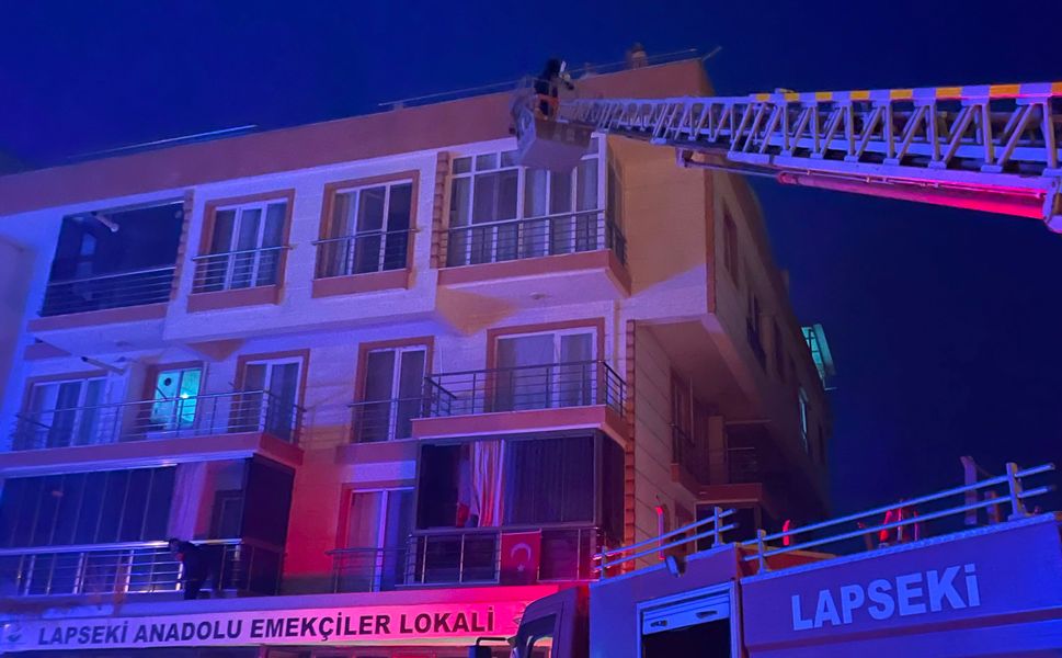 Lapseki’de korku dolu gece: 4 kişi çatıda mahsur kaldı