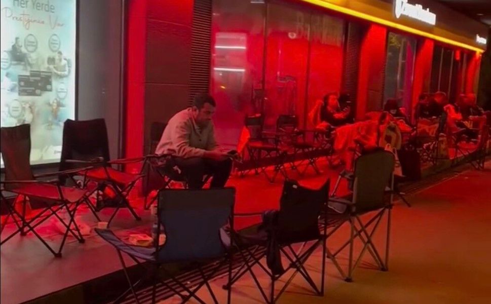 Çanakkale'de kurasız TOKİ satışı için geceden kamp sandalyeleriyle beklediler