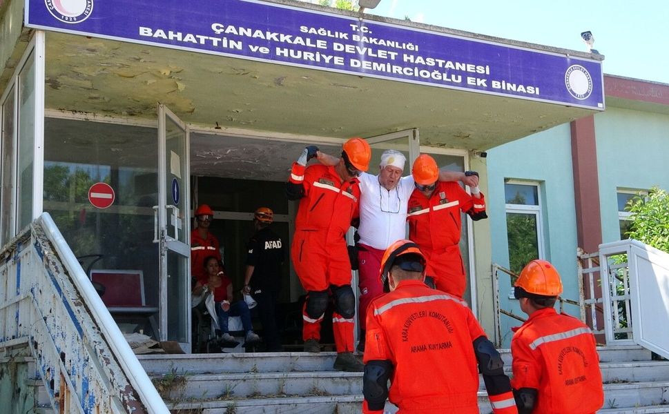 Çanakkale'de nefes kesen afet tatbikatı!