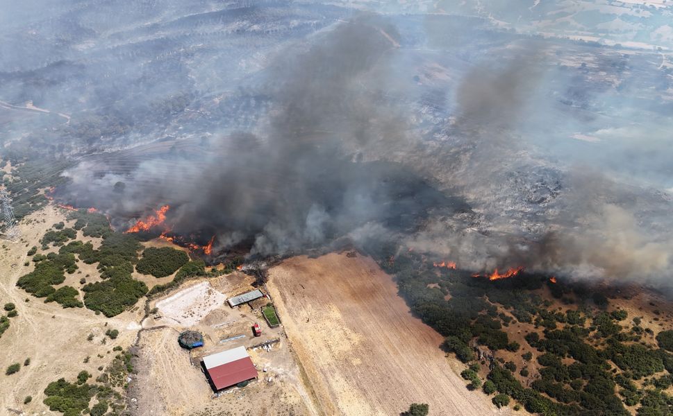 Ezine Kiremitoba’da Orman Yangınına Havadan ve Karadan Müdahale
