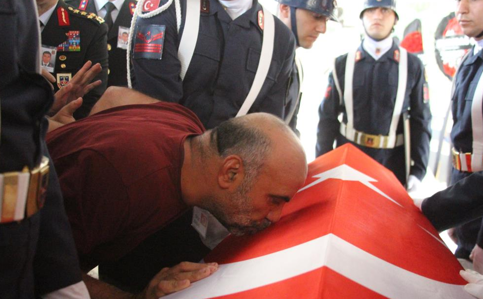Şehit babası yürekleri dağladı, oğlunun tabutuna koşup öptü