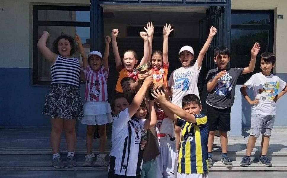 ECEABAT’TA ŞAMPİYON 2-C SINIFI OLDU; ÖĞRENCİLERİN KUPA COŞKUSU!