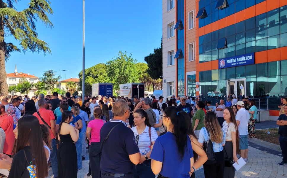 YKS heyecanı başladı 2.4 milyon üniversite adayı sınava girdi