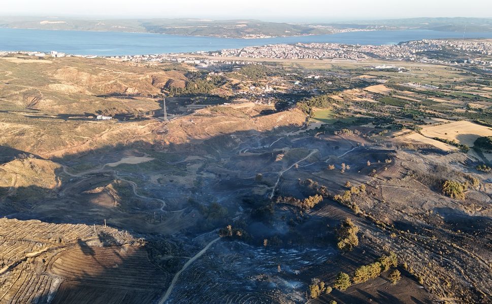 Çanakkale’de 6 buçuk saatte kontrol altına alınan yangındaki yanan alanlar dron ile görüntülendi