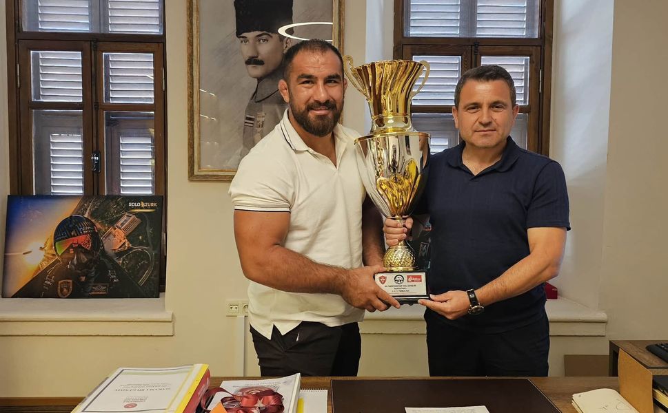Kırkpınar finalisti Feyzullah Aktürk'ten İsmail Kaşdemir'e ziyaret: "O kemer Çanakkale'ye gelecek"