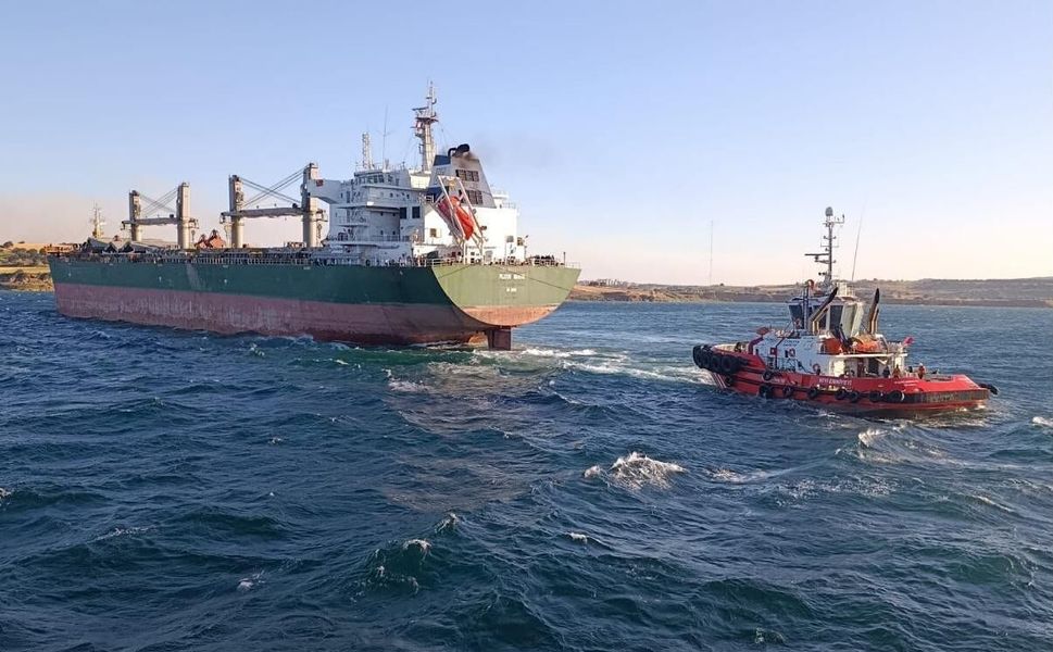 Çanakkale Boğazı'nda karaya oturan yük gemisi kurtarıldı