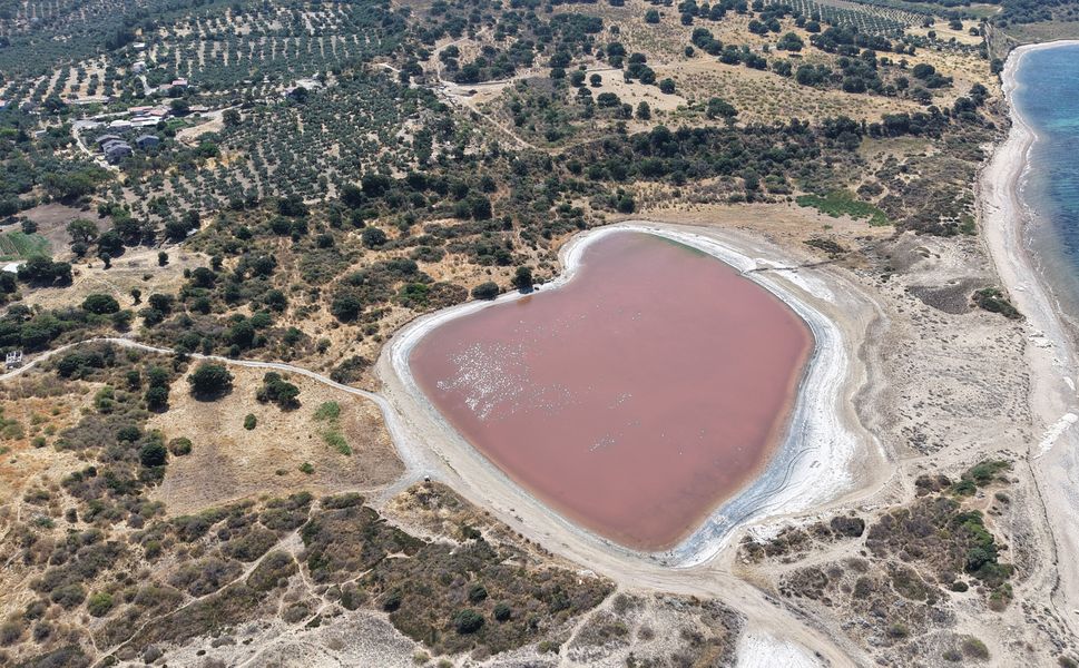 Çanakkale'nin kalpli pembe gölü büyülemeye devam ediyor