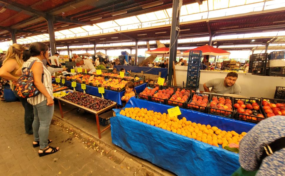 Cuma Pazarı'nda vatandaş seçerek alıyor, iki kez düşünüp alışveriş yapıyor