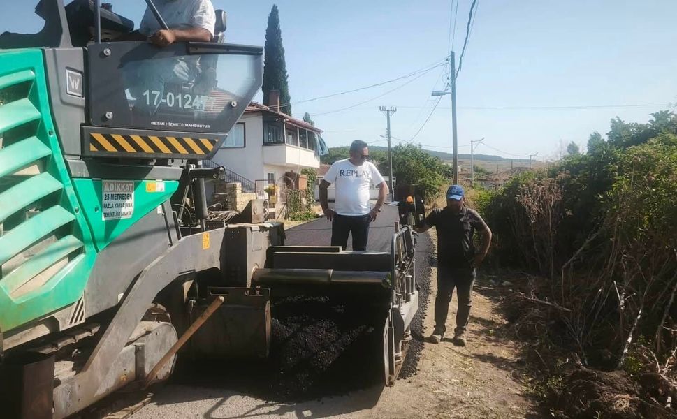 Lapseki Kocaveli Köyü yolunda sıcak asfalt çalışmaları sürüyor
