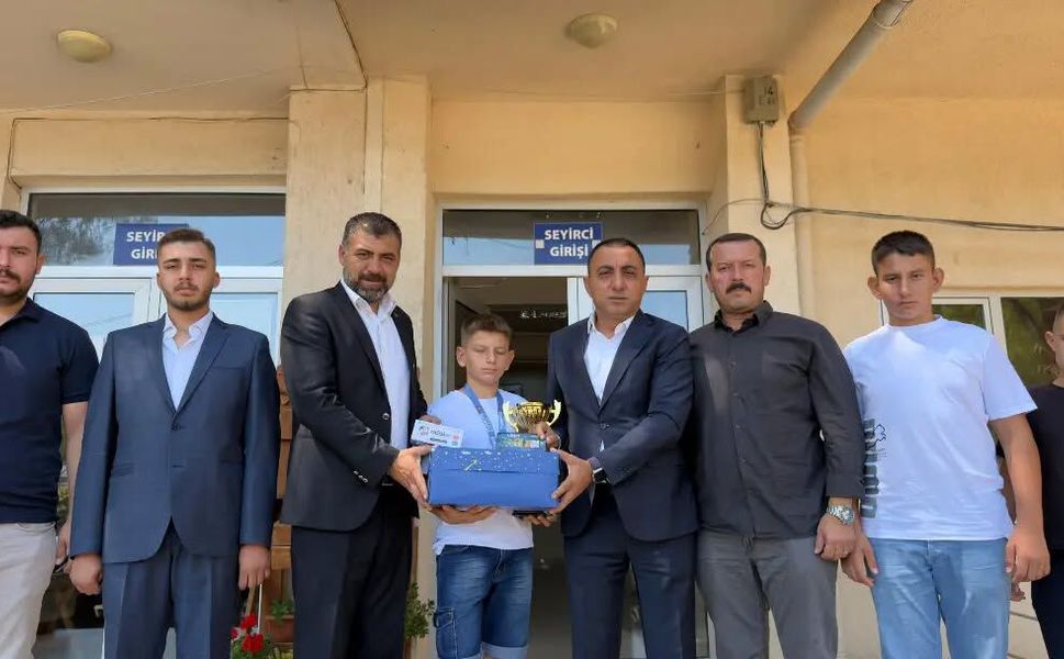 BAYRAMİÇ’İN GURURU YUSUF EYMEN ARLI’YA MHP’DEN ANLAMLI HEDİYE