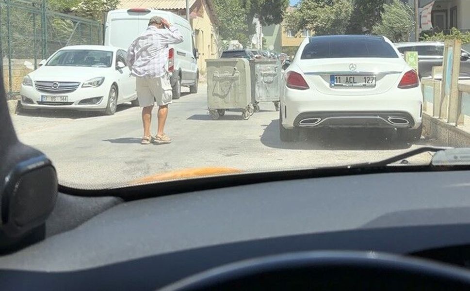 Çanakkale'de ilginç anlar! Savrulan çöp konteynerleri sürücüyü panikletti