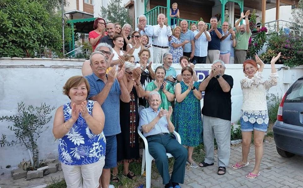 Asrı geride bıraktı, 101 yaşına komşularının alkışlarıyla girdi