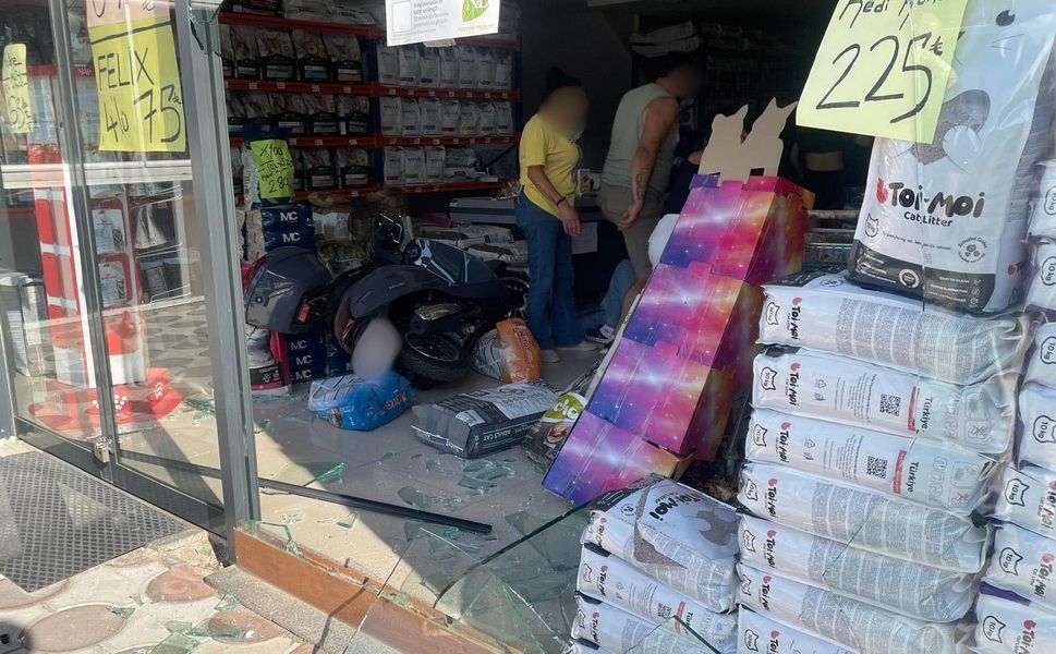 Setboyu Caddesi’nde Korkutan Kaza: Motosiklet Petshopun Camından İçeri Girdi