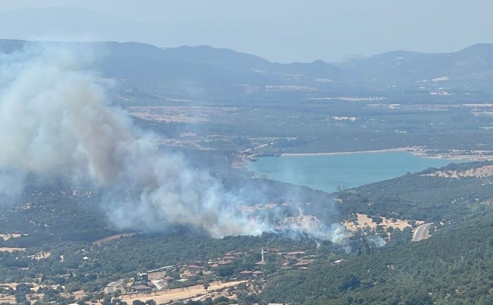 Ayvacık'ta otluk alanda çıkan yangına müdahale sürüyor
