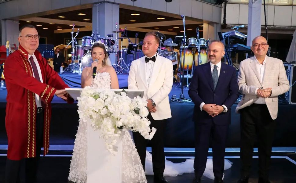 Bülent Turan ve Ayhan Gider genç çifti yalnız bırakmadı
