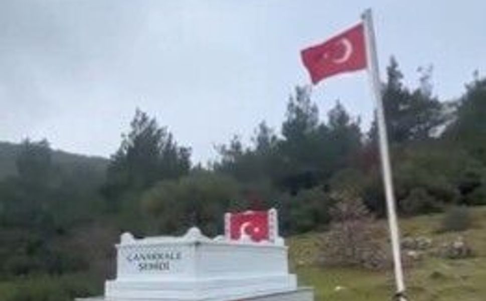 Çanakkale'deki şehit kabri ziyaretinde dikkat çeken an: "Her gelişimizde bizi selamlıyor"