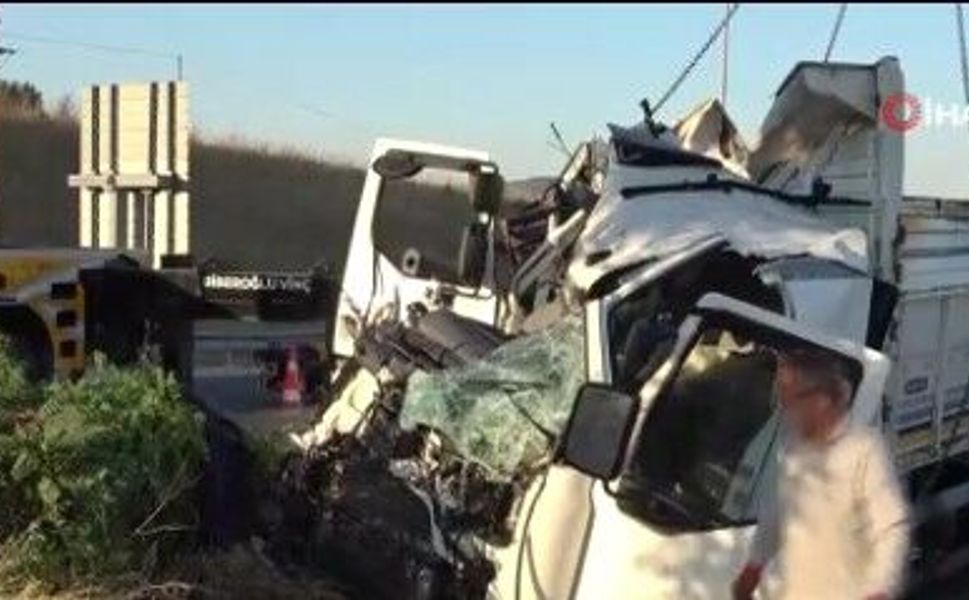 Çanakkale'de kamyon bariyerlere ok gibi sağlandı: 2 ölü